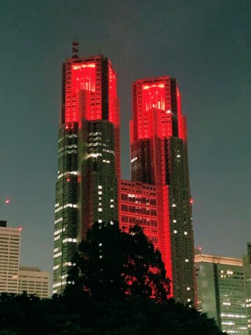 赤く染まった都庁